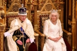 Vua Charles III (trái) cùng Vương hậu Camilla (phải) tại lễ khai mạc Nghị viện Vương quốc Anh hôm 07/11/2023. (Ảnh: PA)
