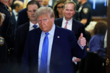 Cựu Tổng thống Donald Trump rời phòng xử án để nghỉ trưa trong phiên tòa xét xử gian lận dân sự tại Tòa án Tối cao Tiểu bang New York, tại thành phố New York, hôm 06/11/2023. (Ảnh: Michael M. Santiago/Getty Images)