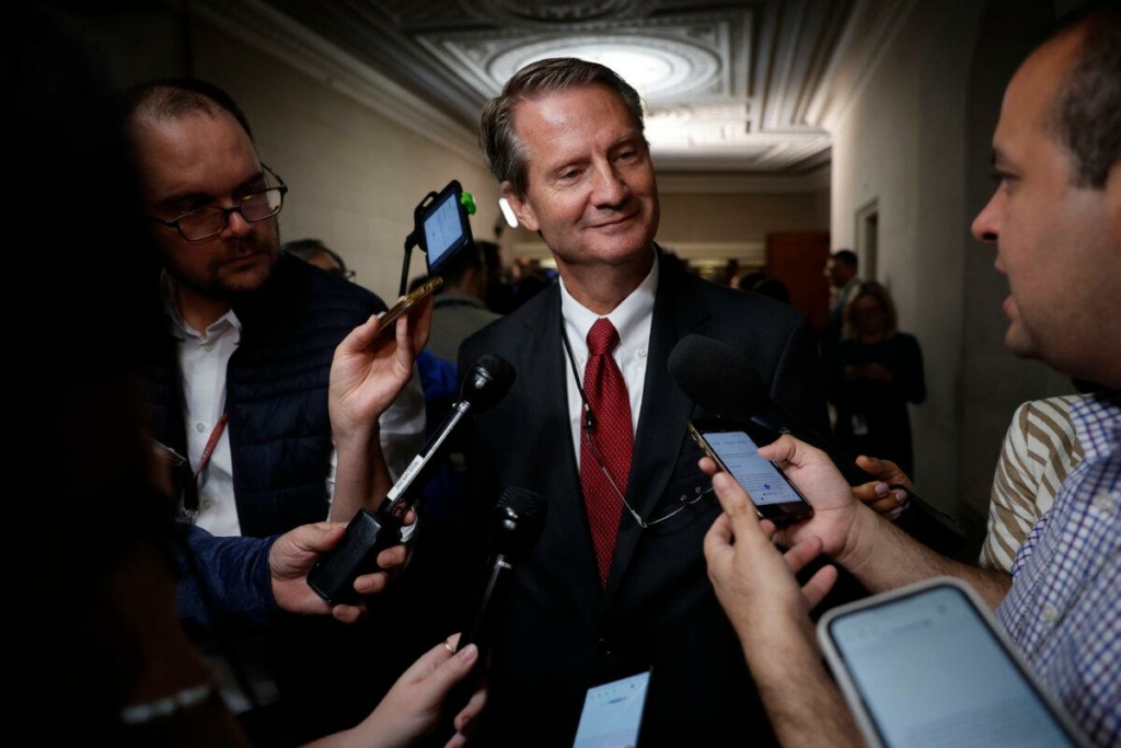 Dân biểu Tim Burchett (Cộng Hòa-Tennessee) nói chuyện với các phóng viên trên Capitol Hill ở Hoa Thịnh Đốn hôm 13/10/2023. (Ảnh: Chip Somodevilla/Getty Images)