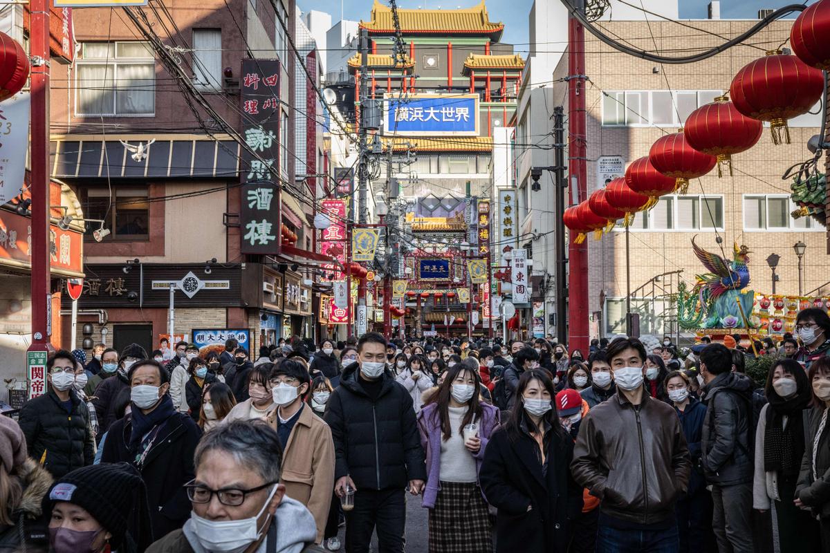 Người dân ghé thăm khu phố Tàu ở Yokohama, Nhật Bản, hôm 22/01/2023. (Ảnh: Yuichi Yamazaki/AFP qua Getty Images)