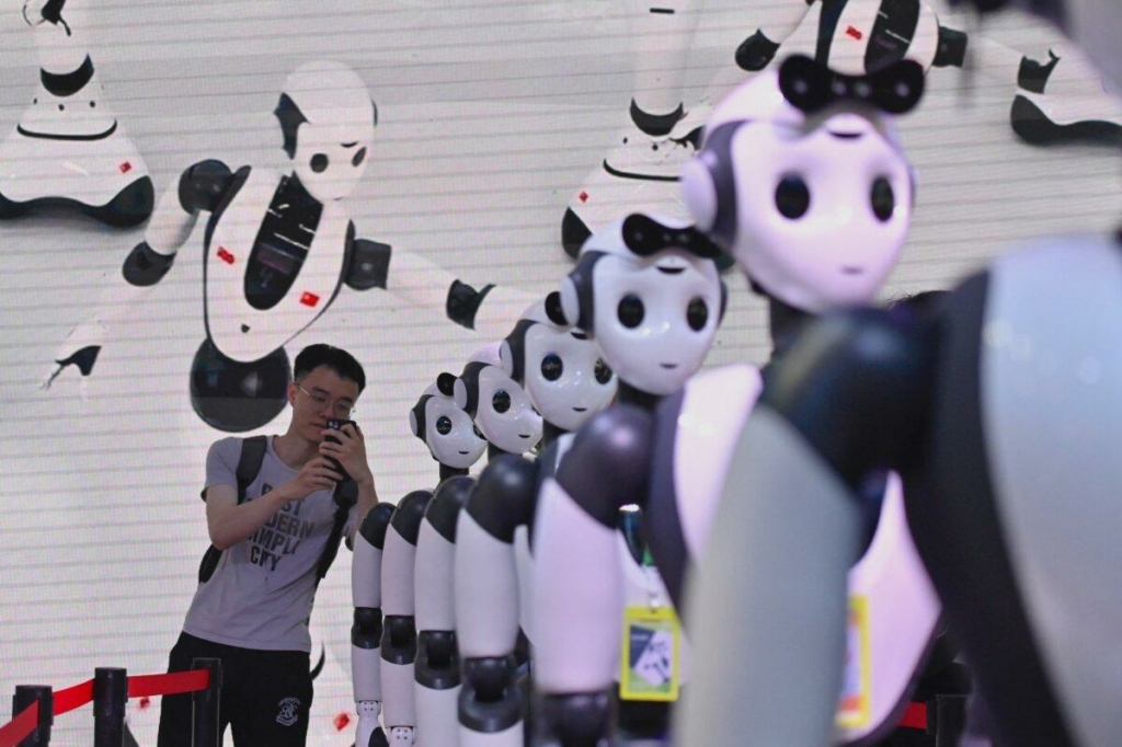 Một người đàn ông chụp hình các robot trong Hội nghị Trí tuệ Nhân tạo Thế giới (WAIC) ở Thượng Hải, hôm 07/07/2023. (Ảnh: Wang Zhao/AFP qua Getty Images)