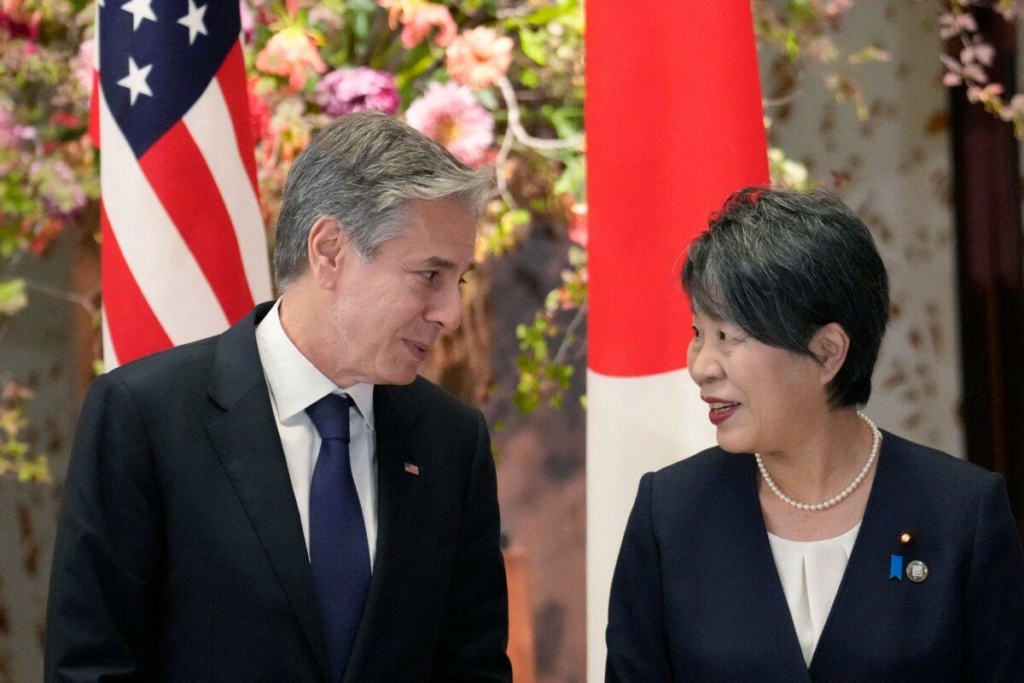 Ngoại trưởng Hoa Kỳ Antony Blinken (trái) và Ngoại trưởng Nhật Bản Yoko Kamikawa nói chuyện trước khi chụp hình nhóm trong cuộc họp các ngoại trưởng G7 ở Tokyo hôm 08/11/2023. (Ảnh: Eugene Hoshiko/POOL/AFP qua Getty Images)