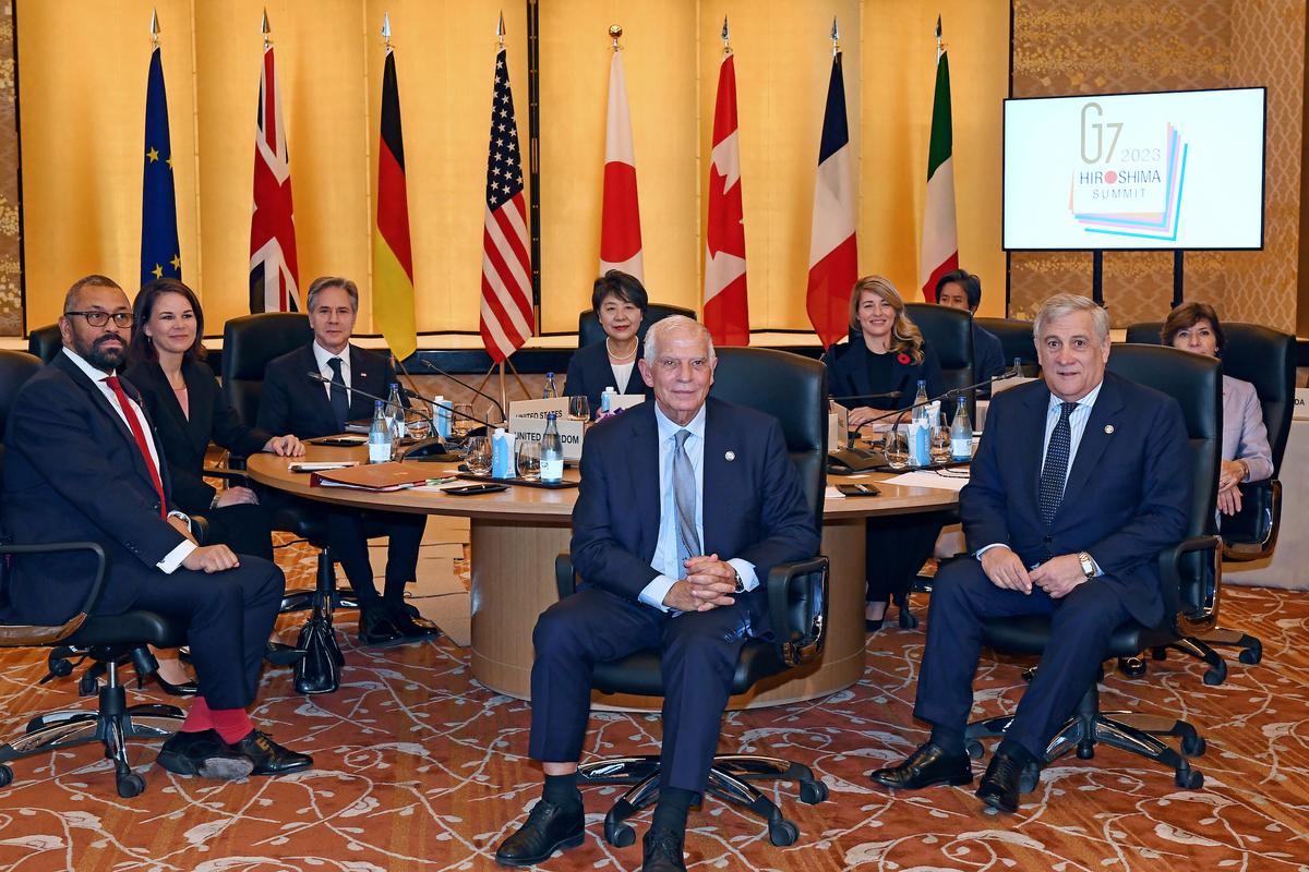 (Từ trái qua phải) Ngoại trưởng Anh James Cleverly, Ngoại trưởng Đức Annalena Baerbock, Ngoại trưởng Hoa Kỳ Antony Blinken, Ngoại trưởng Nhật Bản Yoko Kamikawa, Ngoại trưởng EU Josep Borrell (phía trước), Ngoại trưởng Canada Melanie Joly, Ngoại trưởng Ý Antonio Tajani (phía trước), và Ngoại trưởng Pháp Catherine Colonna trong một bức ảnh tập thể khi bắt đầu Phiên 1 Hội nghị Ngoại trưởng G7 tại nhà khách Iikura của Bộ Ngoại giao ở Tokyo hôm 08/11/2023. (Ảnh: POOL của Toshifumi Kitamura-AFP)