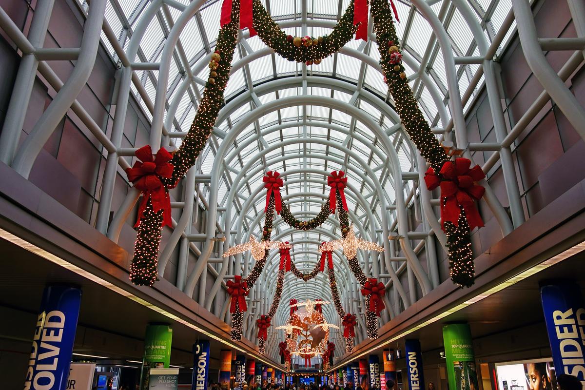 Đèn và đồ trang trí Lễ Giáng Sinh ở bên trong nhà ga Phi trường Quốc tế O'Hare ở Chicago. (Ảnh: Bruce Whittingham/Dreamstime/TNS)