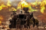 Một khẩu pháo tự hành M109 155mm của quân đội Israel khai hỏa gần biên giới với Gaza ở miền nam Israel hôm 11/10/2023. (Ảnh: Jack Guez/AFP qua Getty Images)