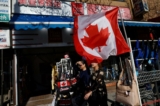 Người dân đi bộ qua khu phố Tàu ở trung tâm thành phố Toronto, Ontario, Canada, hôm 15/04/2023. (Ảnh: Cole Burston/AFP)