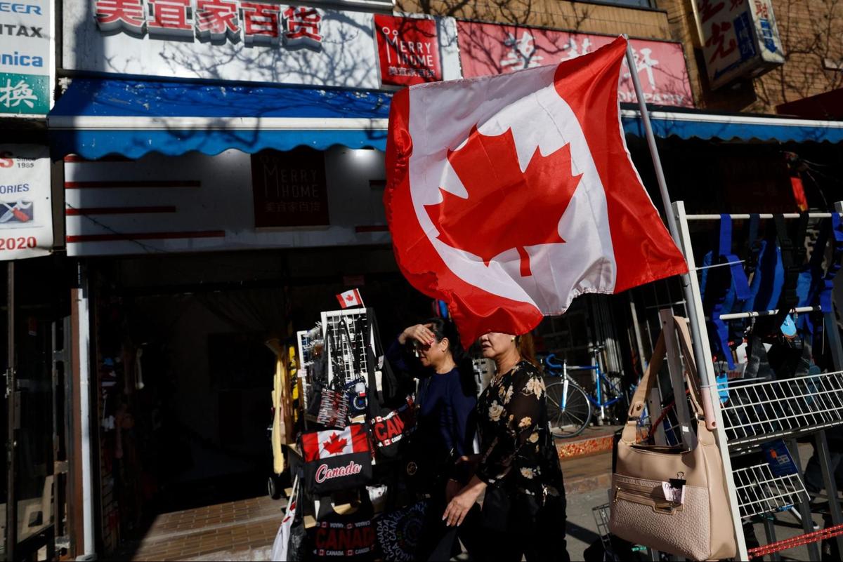 Người dân đi bộ qua khu phố Tàu ở trung tâm thành phố Toronto, Ontario, Canada, hôm 15/04/2023. (Ảnh: Cole Burston/AFP)