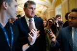 Thượng nghị sĩ Joe Manchin (Dân Chủ-West Virginia) nói với các thành viên giới truyền thông bên ngoài Phòng Thượng viện ở Hoa Thịnh Đốn hôm 30/09/2023. (Ảnh: Nathan Howard/Getty Images)