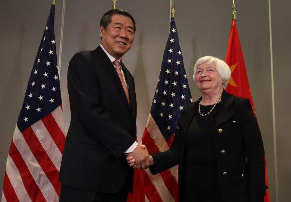 Bộ trưởng Ngân khố Hoa Kỳ Janet Yellen (phải) chào đón Phó Thủ tướng Trung Quốc Hà Lập Phong trước khi khai mạc cuộc gặp song phương tại khách sạn Ritz Carlton ở San Francisco, California, hôm 09/11/2023. (Ảnh: Justin Sullivan/Getty Images)