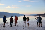 Du khách đến tham quan và chụp ảnh tại một hồ nước mới xuất hiện do lũ lụt hồi tháng Tám từ Bão Nhiệt đới Hillary, ở vùng đồng bằng muối Badwater Basin, ở Công viên Quốc gia Thung lũng Death Valley, California, hôm 21/10/2023. (Ảnh: Mario Tama/Getty Images)