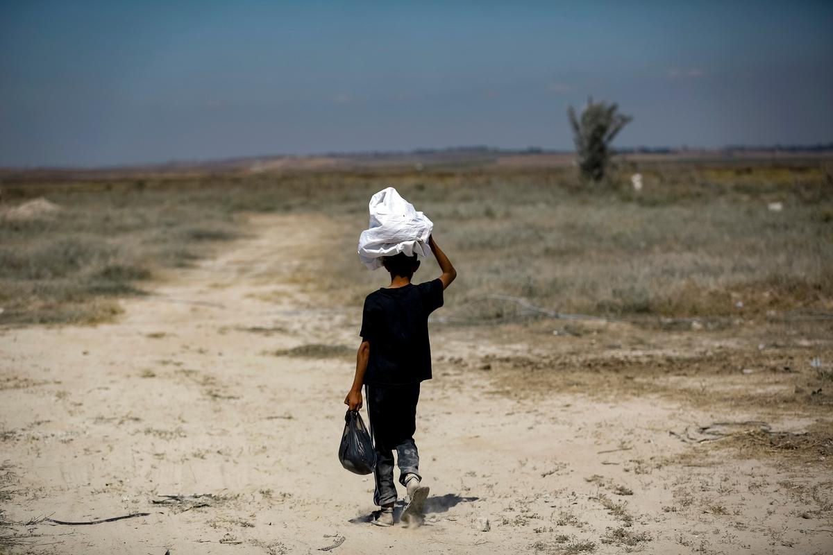 Một cậu bé người Palestine bước đi ở Dải Gaza gần cửa biên giới Nahal Oz với Israel vào ngày 15/05/2015. (Ảnh: Mohammed Abed/AFP qua Getty Images)
