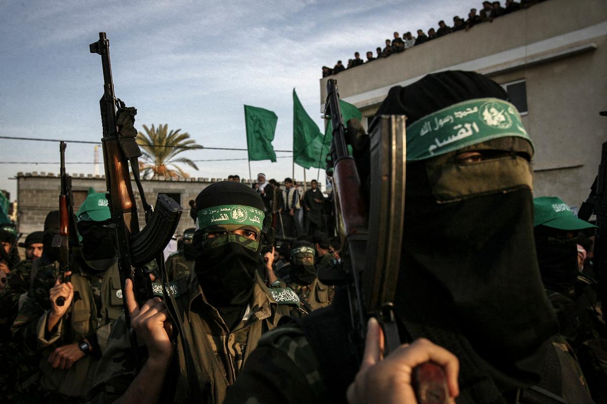 Những kẻ khủng bố trùm khăn che mặt Palestine thuộc nhóm khủng bố Hamas cầm quyền tuần hành tại một cuộc biểu tình đánh dấu 19 năm thành lập Hamas ở Khan Yunis ở Dải Gaza, vào ngày 14/12/2006. (Ảnh: Said Khatib/AFP qua Getty Images)