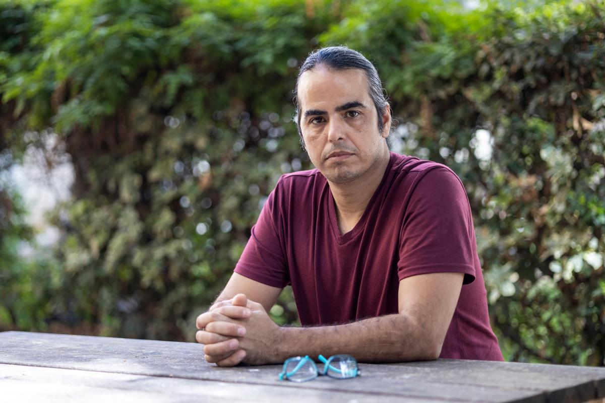 Anh Dor Shachar đã dành nhiều năm cố gắng trở thành một người Israel, nhưng trong quá trình đó đã bị tra tấn và giam cầm ở Gaza. (Ảnh: Alex Gurevich/Epoch Magazine Israel)
