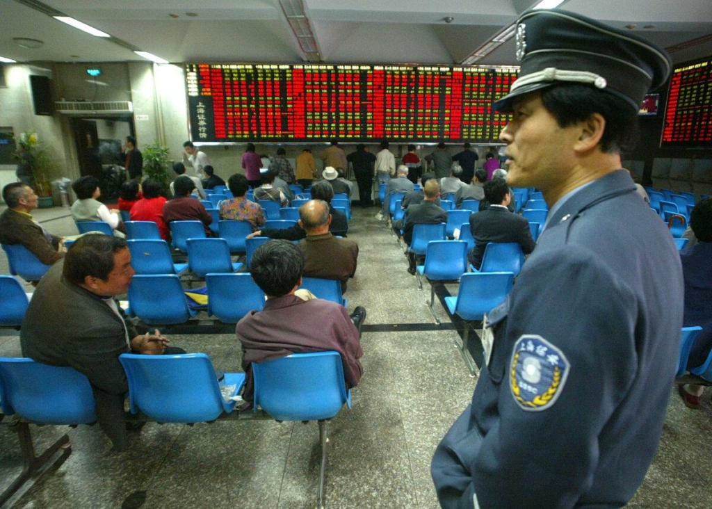 Một nhân viên an ninh đứng ở Thượng Hải, ngày 30/04/2004. (Ảnh: Liu Jin/AFP via Getty Images)