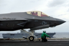 Tiêm kích tàng hình F-35C và phi hành đoàn của Hải quân Hoa Kỳ chuẩn bị cất cánh cho màn bay biểu diễn trong cuộc tập trận hải quân chung Annualex 23, từ hàng không mẫu hạm USS Carl Vinson ngoài khơi bờ biển Nhật Bản, hôm 11/11/2023. (Ảnh: Mari Yamaguchi/AP Photo)