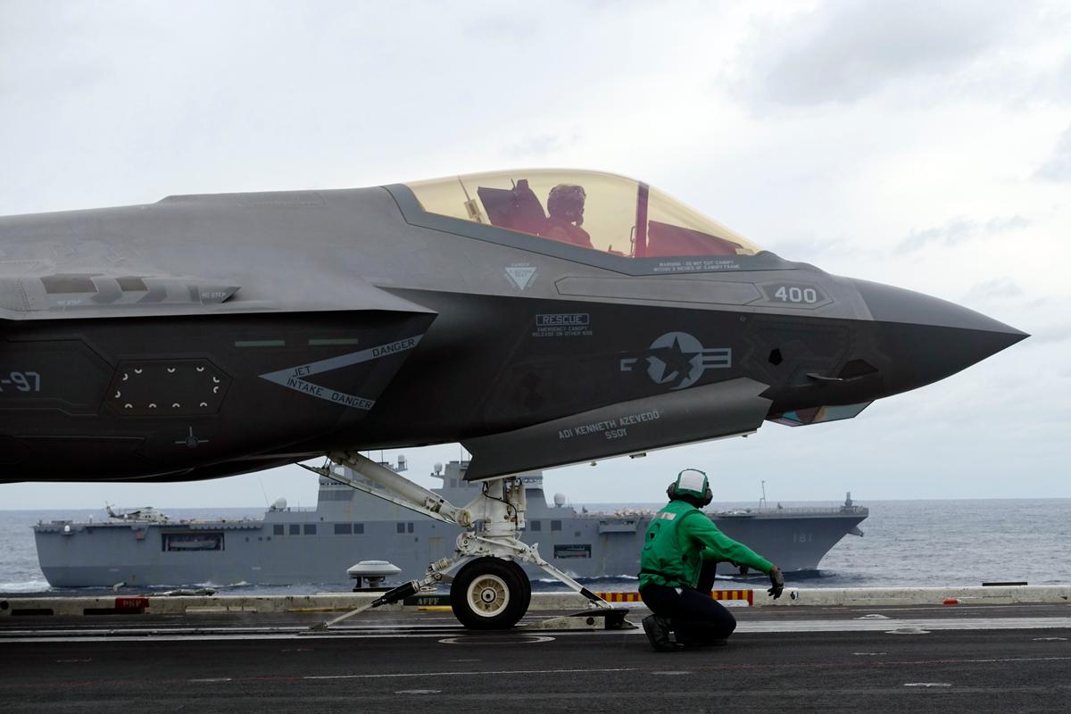 Tiêm kích tàng hình F-35C và phi hành đoàn của Hải quân Hoa Kỳ chuẩn bị cất cánh cho màn bay biểu diễn trong cuộc tập trận hải quân chung Annualex 23, từ hàng không mẫu hạm USS Carl Vinson ngoài khơi bờ biển Nhật Bản, hôm 11/11/2023. (Ảnh: Mari Yamaguchi/AP Photo)