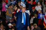 Cựu Tổng thống Donald Trump rời đi sau khi nói chuyện tại một cuộc vận động tranh cử ở Claremont, New Hampshire, hôm 11/11/2023. (Ảnh: Joseph Prezioso/AFP qua Getty Images)