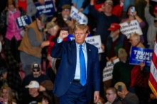 Cựu Tổng thống Donald Trump rời đi sau khi nói chuyện tại một cuộc vận động tranh cử ở Claremont, New Hampshire, hôm 11/11/2023. (Ảnh: Joseph Prezioso/AFP qua Getty Images)