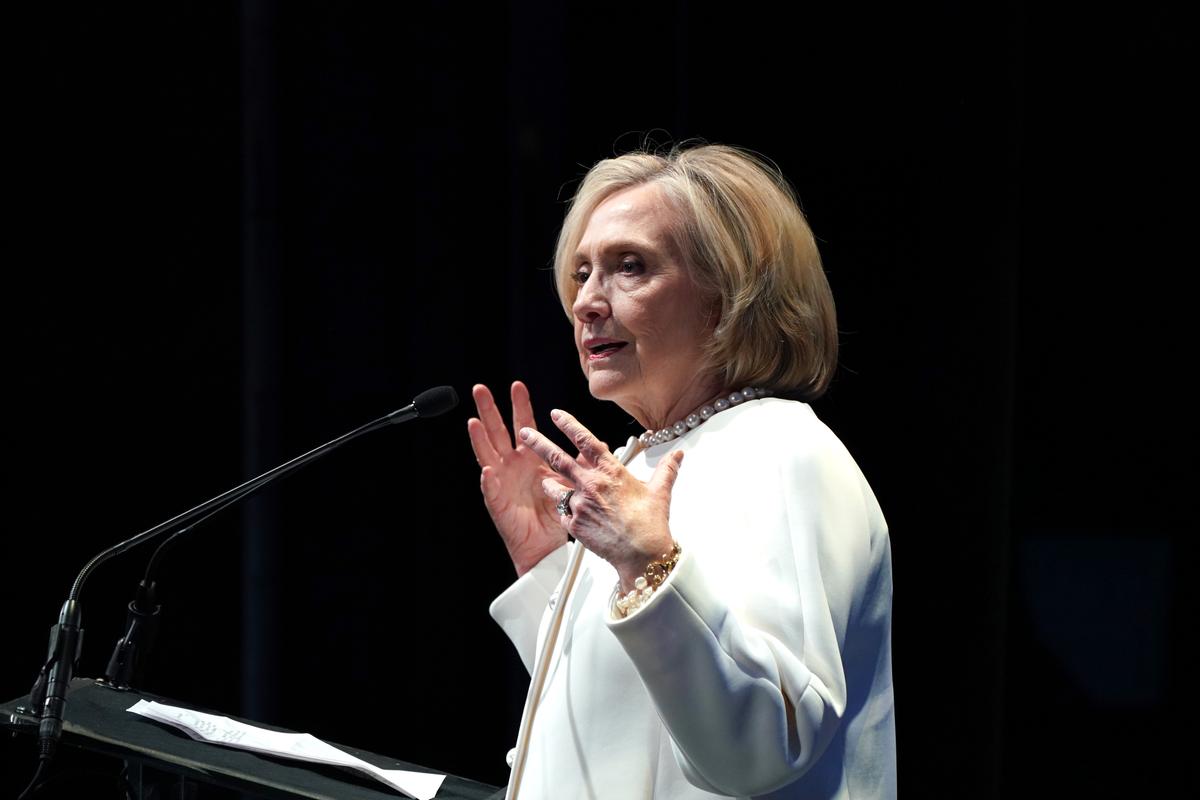 Bà Hillary Clinton nói trên sân khấu trong Giải thưởng Lãnh đạo Toàn cầu Thường niên lần thứ 22 do Vital Voices tổ chức tại Trung tâm Kennedy ở Hoa Thịnh Đốn, hôm 25/10/2023. (Ảnh: Leigh Vogel/Getty Images cho Quan hệ đối tác Toàn cầu Vital Voices)