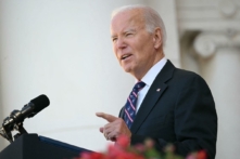 Tổng thống Joe Biden diễn thuyết tại Nhà nguyện Tưởng niệm ở Nghĩa trang Quốc gia Arlington trong lễ kỷ niệm Ngày Cựu chiến binh ở Arlington, Virginia, hôm 11/11/2023. (Ảnh: Mandel Ngan/AFP qua Getty Images)