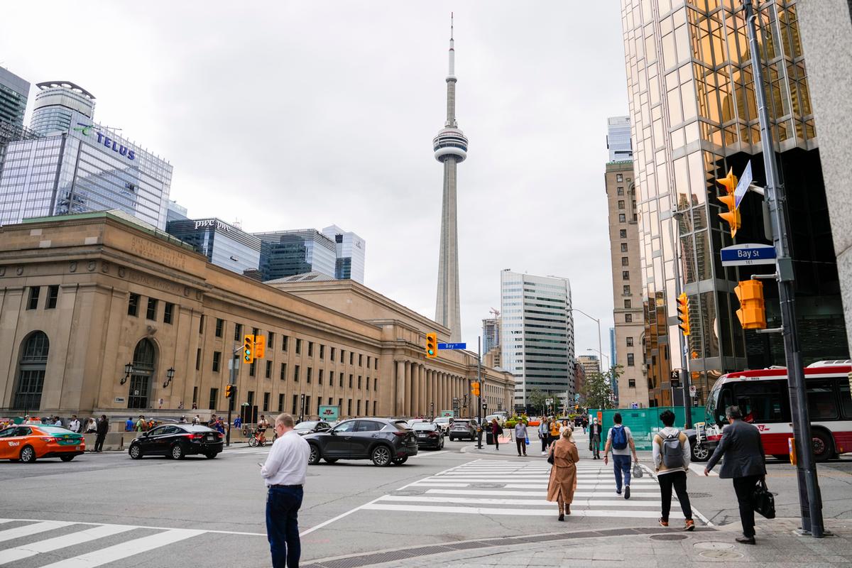 Tháp CN và Ga Union trong khu tài chính ở Toronto hôm 08/09/2023. (Ảnh: The Canadian Press/Andrew Lahodynskyj)