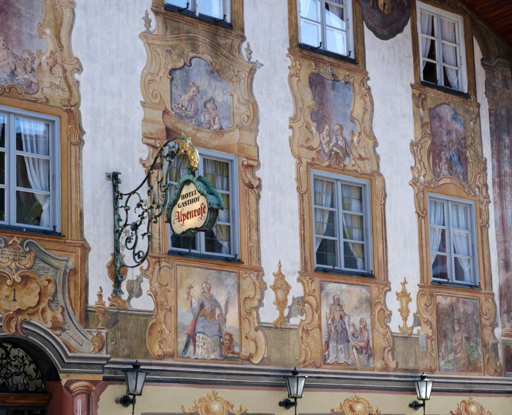 Khách sạn Alpenrose được trang trí bằng những bức bích họa Trompe-l’œil ở Mittenwald, Đức. (Ảnh: Đăng dưới sự cho phép của Burkhard Luther qua Alpenwelt Karwendel)