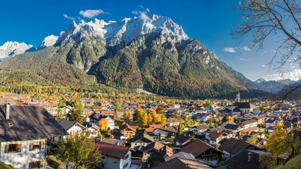 Dãy Alps bao quanh Mittenwald, Đức, vào mùa thu. (Ảnh: Đăng dưới sự cho phép của Alpenwelt Karwendel)