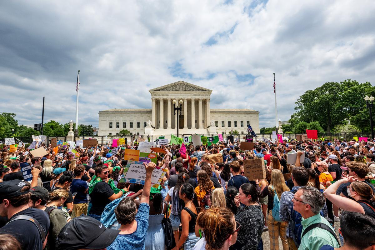 Người dân biểu tình phản ứng trước phán quyết phá thai của án lệ Dobbs trước Tối cao Pháp viện Hoa Kỳ ở Hoa Thịnh Đốn vào ngày 24/06/2022. (Ảnh: Brandon Bell/Getty Images)