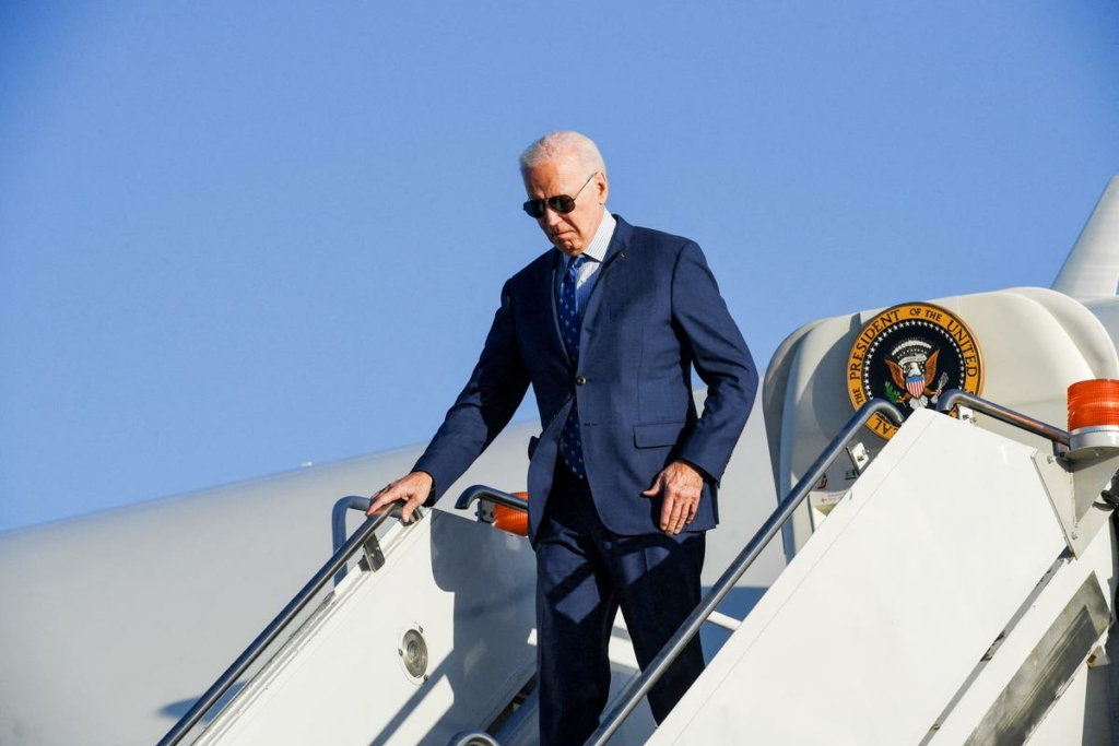 Tổng thống Joe Biden xuống chiếc Không Lực Một tại Phi trường Quốc tế Chicago O'Hare ở Chicago hôm 09/11/2023. (Ảnh: Olivier Douliery/AFP qua Getty Images)