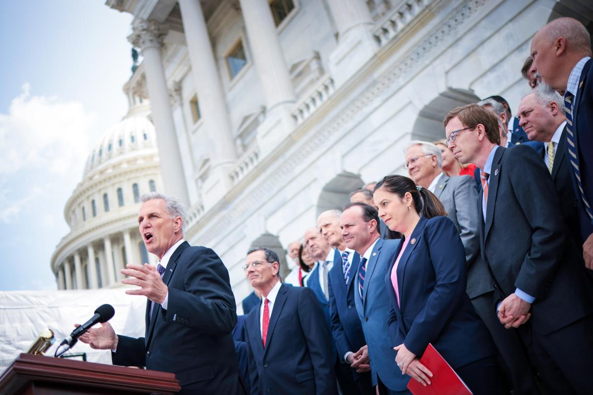 Chủ tịch Hạ viện Kevin McCarthy (Cộng Hòa-California) tại cuộc họp báo bên ngoài Tòa nhà Capitol Hoa Kỳ ở thủ đô Hoa Thịnh Đốn vào ngày 17/05/2023. (Ảnh: Win McNamee/Getty Images)