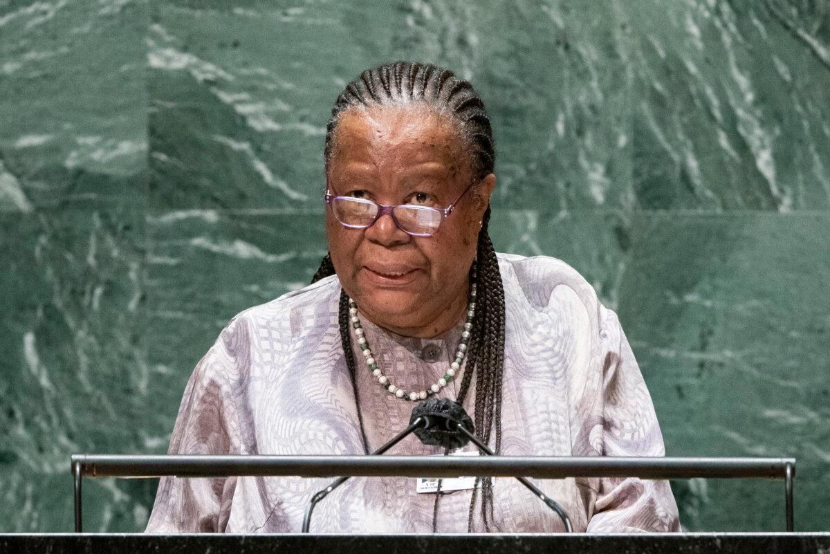 Bộ trưởng Quan hệ và Hợp tác Quốc tế của Nam Phi Naledi Pandor trình bày tại Phiên họp thứ 76 của Đại hội đồng Liên Hiệp Quốc vào ngày 22/09/2021 tại New York. (Ảnh: PEduardo Munoz/Getty Images)