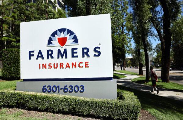Biểu tượng của Công ty Bảo hiểm Farmers ở bên ngoài trụ sở công ty tại Woodland Hills, California, hôm 29/08/2023 (Ảnh: Mario Tama/Getty Images)