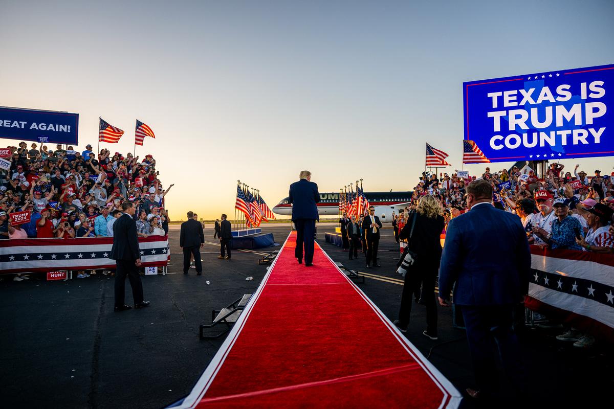 Cựu Tổng thống Donald Trump rời đi sau khi diễn thuyết trong một cuộc vận động tranh cử tại Phi trường Khu vực Waco ở Waco, Texas, hôm 25/03/2023. (Ảnh: Brandon Bell/Getty Images)