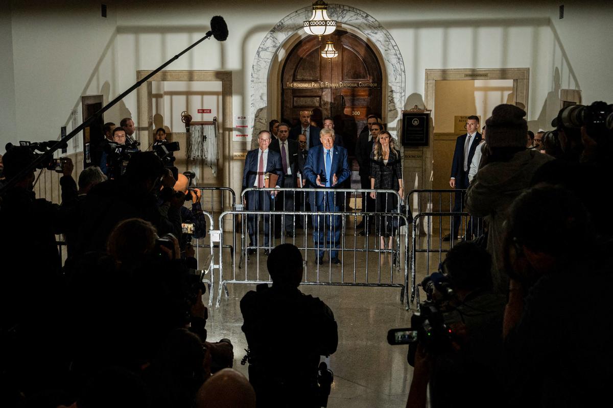 Cựu Tổng thống Donald Trump trò chuyện với giới truyền thông sau khi làm chứng trong phiên tòa xét xử gian lận dân sự tại Tòa án Tối cao Tiểu bang New York ở thành phố New York hôm 06/11/2023. (Ảnh: ADAM GRAY/AFP qua Getty Images)