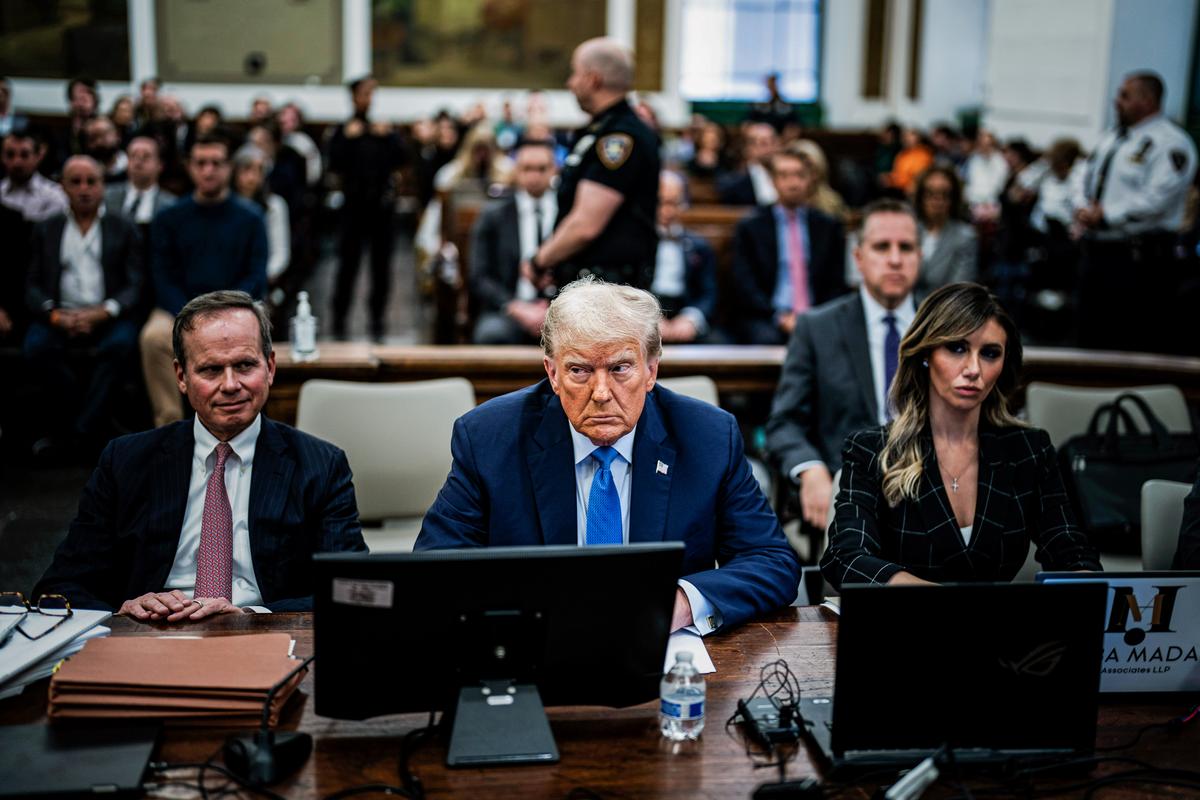 Cựu Tổng thống Donald Trump (giữa) ngồi trong phòng xử án trong phiên tòa xét xử gian lận dân sự tại Tòa án Tối cao Tiểu bang New York ở thành phố New York hôm 06/11/2023. (Ảnh: Jabin Botsford-Pool/Getty Images)