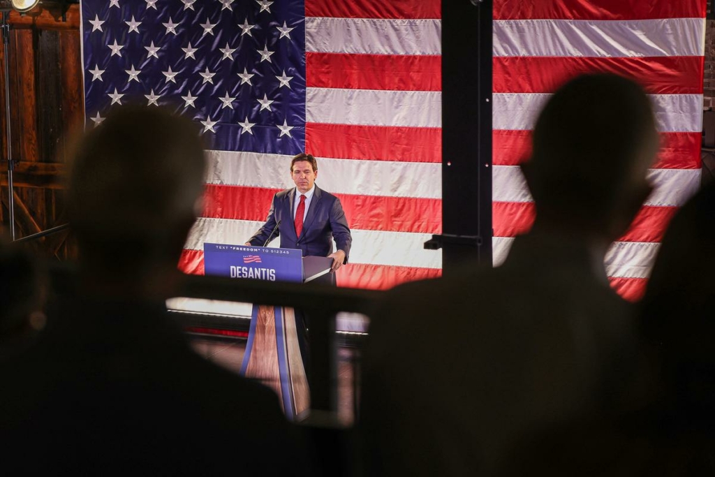 Ứng cử viên tổng thống thuộc Đảng Cộng Hòa, Thống đốc Florida Ron DeSantis diễn thuyết tại một cuộc vận động tranh cử ở Des Moines, Iowa, hôm 06/11/2023. (Ảnh: Scott Olson/Getty Images)