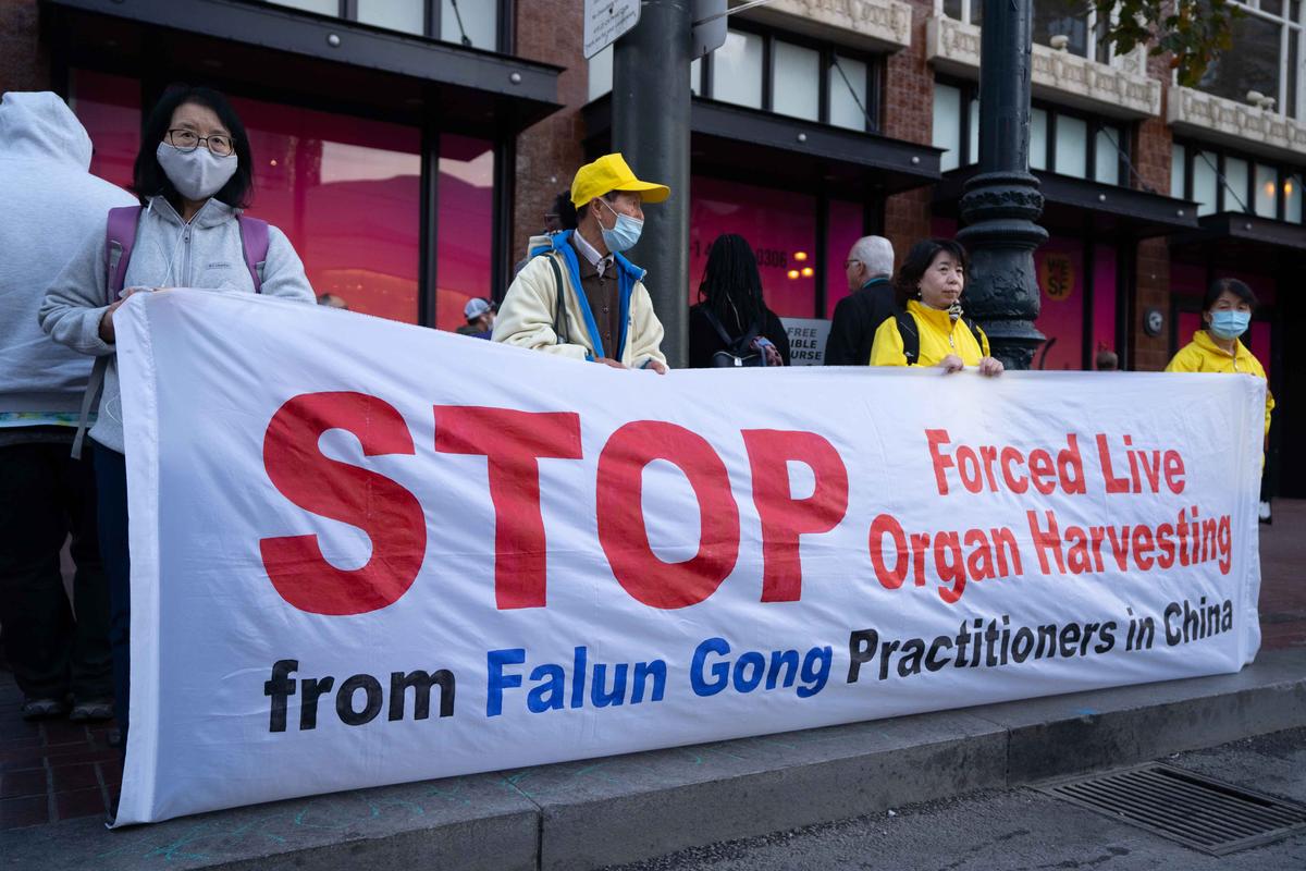 Các học viên Pháp Luân Công giương biểu ngữ kêu gọi chính quyền Trung Quốc chấm dứt nạn thu hoạch nội tạng cưỡng bức do nhà nước hậu thuẫn, tại San Francisco, California, hôm 14/11/2023. (Ảnh: Zhou Rong/The Epoch Times)