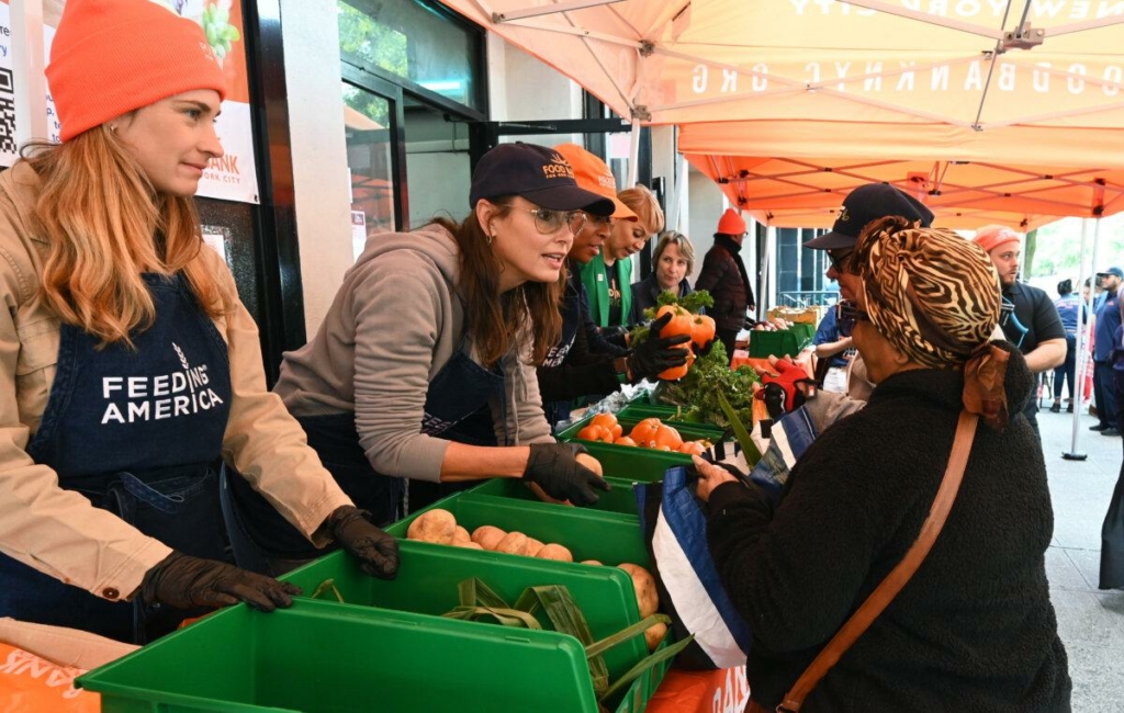 (Từ trái qua phải) Cô Lauren Bush Lauren, cô Bridget Moynahan, cô Phoebe Robinson, cô Claire Babineaux-Fontenot, và cô Leslie Gordon tham gia sự kiện Ngày hành động về Nạn đói của Feeding America tại Ngân hàng Thực phẩm cho Nhà bếp Cộng đồng Harlem của thành phố New York ở New York hôm 15/09/2023. (Ảnh: Slaven Vlasic/Getty Images cho Feeding America)