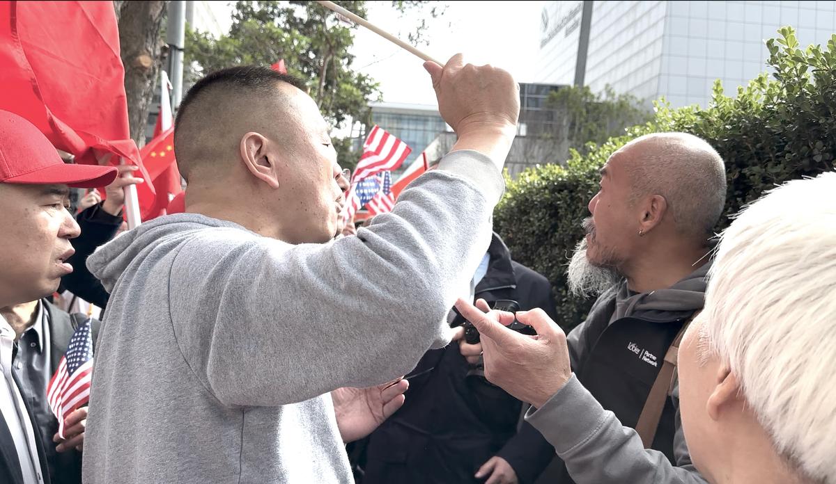 Những người biểu tình ủng hộ Trung Quốc đụng độ với những người bất đồng chính kiến ​​​​Trung Quốc trước khách sạn St. Regis ở San Francisco, hôm 14/11/2023. (Ảnh: Eva Fu/The Epoch Times)
