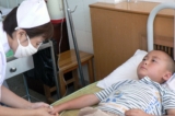 Một bé trai được điều trị ngộ độc chì tại bệnh viện ở Trường Khánh, tỉnh Thiểm Tây phía bắc Trung Quốc vào ngày 15/08/2009. (Ảnh: STR/AFP qua Getty Images)