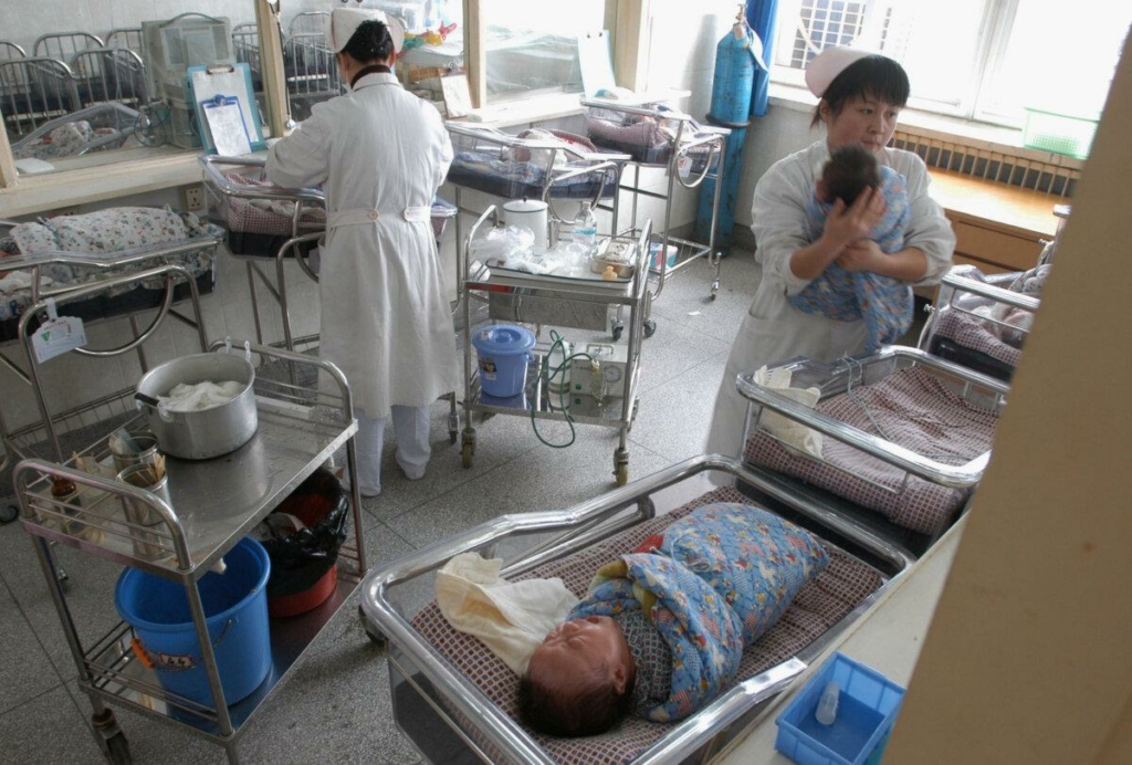 Các y tá chăm sóc trẻ sơ sinh tại Trung tâm Cứu trợ Trẻ sơ sinh Mắc Bệnh nặng của Bệnh viện Nhi An Huy ở Hợp Phì, tỉnh An Huy, phía đông Trung Quốc, vào ngày 14/04/2005. (Ảnh: China Photos/Getty Images)