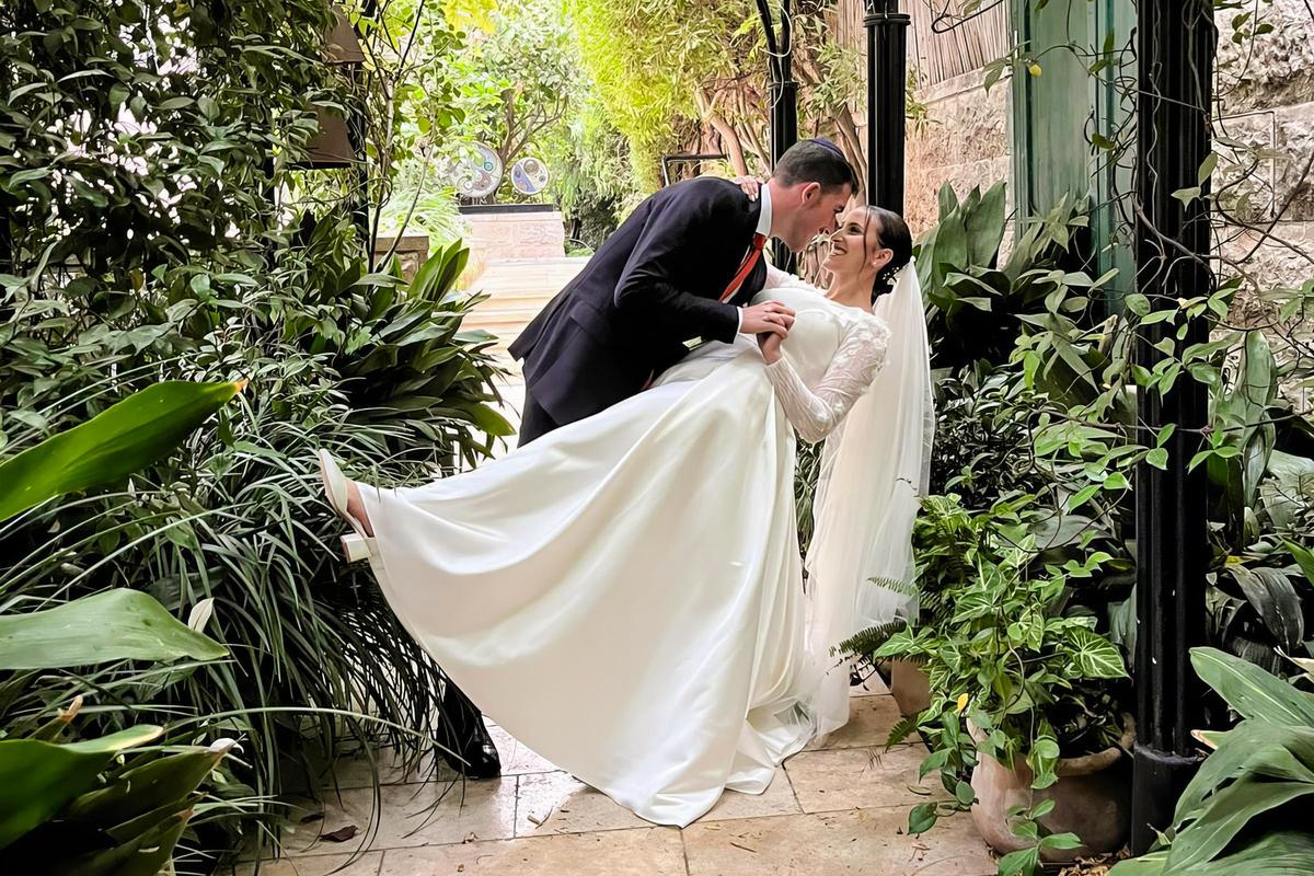 Anh Aaron và cô Tamar Greene trong ngày cưới ở Jerusalem, hôm 09/10/2023. (Ảnh: Được đăng dưới sự cho phép của anh Aaron Greene)