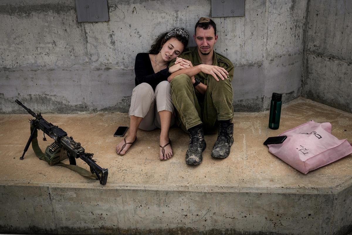 Một người vợ mới cưới đến thăm chồng là một binh sĩ Israel khi anh đang nghỉ ngơi gần biên giới với Gaza ở miền nam Israel, hôm 14/11/2023. (Ảnh: Christopher Furlong/Getty Images)