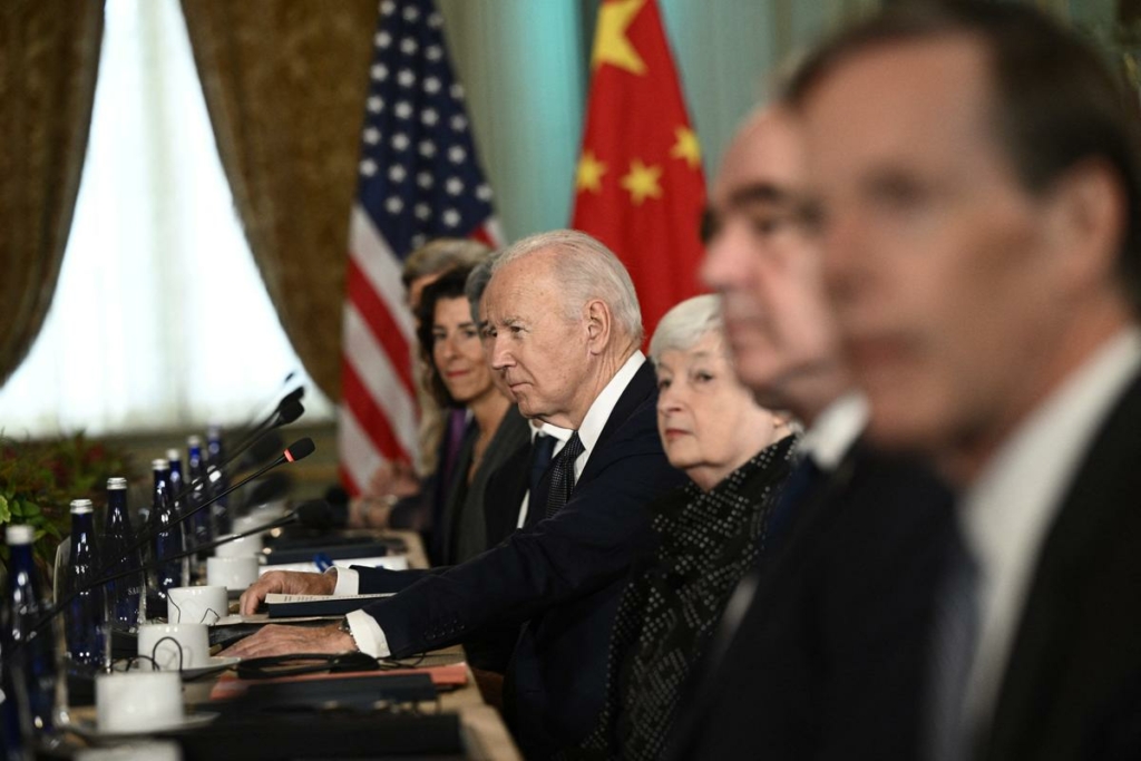 Tổng thống Joe Biden chăm chú nhìn trong cuộc gặp gỡ với nhà lãnh đạo Trung Quốc Tập Cận Bình trong tuần lễ Hội nghị thượng đỉnh Các nhà lãnh đạo Hợp tác Kinh tế Châu Á-Thái Bình Dương ở Woodside, California, hôm 15/11/2023. (Ảnh: Brendan Smialowski/AFP qua Getty Images)