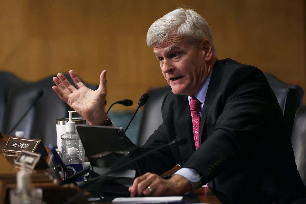 Thượng nghị sĩ Hoa Kỳ Bill Cassidy (Cộng Hòa-Louisiana) nói trong phiên điều trần trước Ủy ban Tài chính Thượng viện tại Tòa nhà Văn phòng Thượng viện Dirksen trên Capitol Hill ở Hoa Thịnh Đốn hôm 07/06/2022. (Ảnh: Alex Wong/Getty Images)