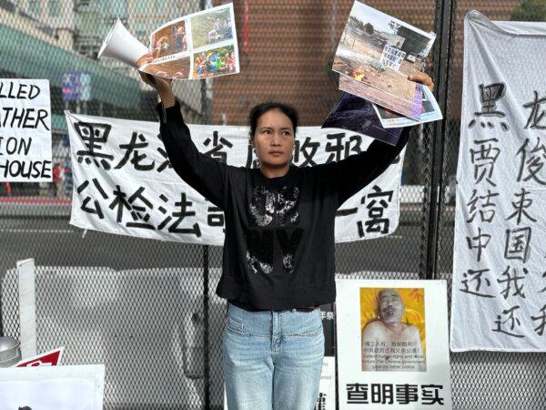 Bà Jia Junwei, một người thỉnh nguyện Trung Quốc đến từ tỉnh Hắc Long Giang phía bắc Trung Quốc, tổ chức một cuộc biểu tình bên ngoài khách sạn St. Regis ở San Francisco hôm 14/11/2023. (Ảnh: Eva Fu/The Epoch Times)