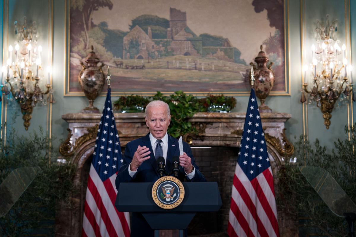 Tổng thống Joe Biden có bài diễn văn trong một cuộc họp báo tại dinh thự Filoli ở Woodside, California, hôm 15/11/2023. (Ảnh: Kent Nishimura/Getty Images)