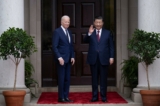 Tổng thống Hoa Kỳ Joe Biden tiếp đón lãnh đạo Trung Quốc Tập Cận Bình trước cuộc gặp trong Tuần lễ của các Nhà lãnh đạo Diễn đàn Hợp tác Kinh tế Châu Á-Thái Bình Dương (APEC) tại Woodside, California, hôm 15/11/2023. (Ảnh: Brendan Smialowski/AFP qua Getty Images)