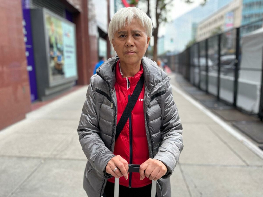 Nhà hoạt động nhân quyền Ge Kaiying đứng gần Trung tâm Moscone ở San Francisco hôm 15/11/2023. (Ảnh: Eva Fu/The Epoch Times)
