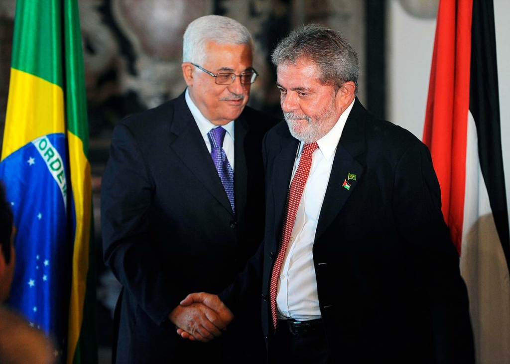 Ông Luiz Inacio Lula da Silva, Tổng thống Brazil (phải), bắt tay ông Mahmoud Abbas, người đồng cấp Palestine, ở Salvador, Brazil, vào ngày 19/11/2009. (Ảnh: Evaristo Sa/AFP qua Getty Images)